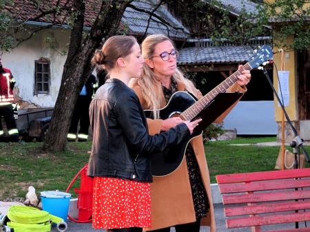 Zapeli sta nekaj pesmi  tudi Zala Ribnikar in  s kitaro Petra Zarnik